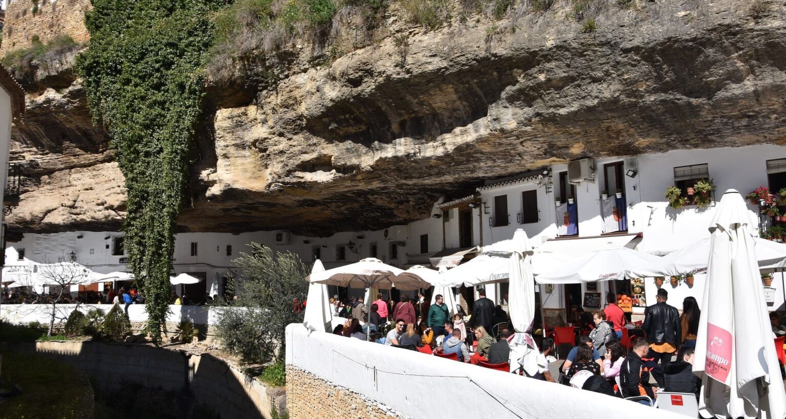 Calle Cuevas del Sol con mucha afluencia en Setenil de las Bodegas