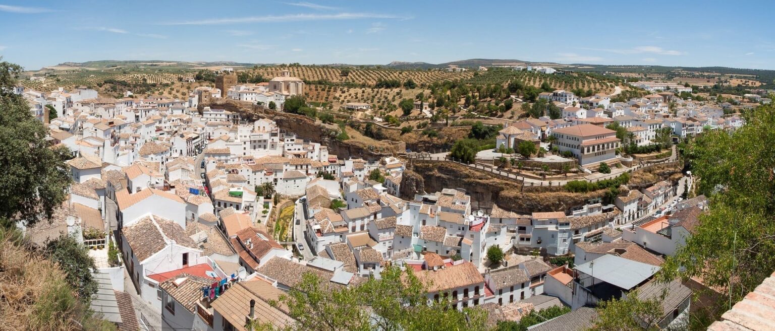 Vista del pueblo y el entorno de Setenil de las Bodegas
