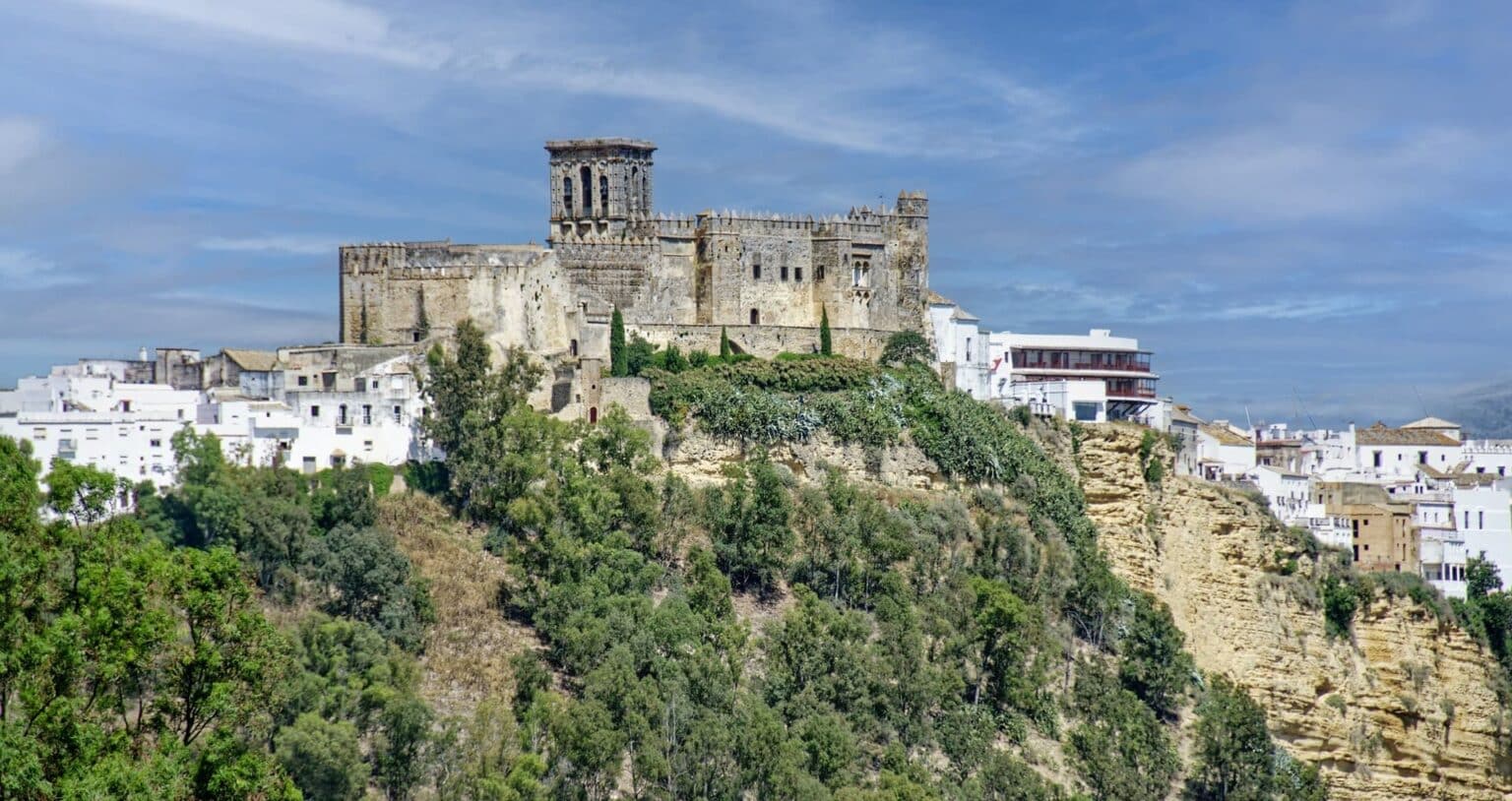 Vista del castillo y basílica de Arcos de la Frontera