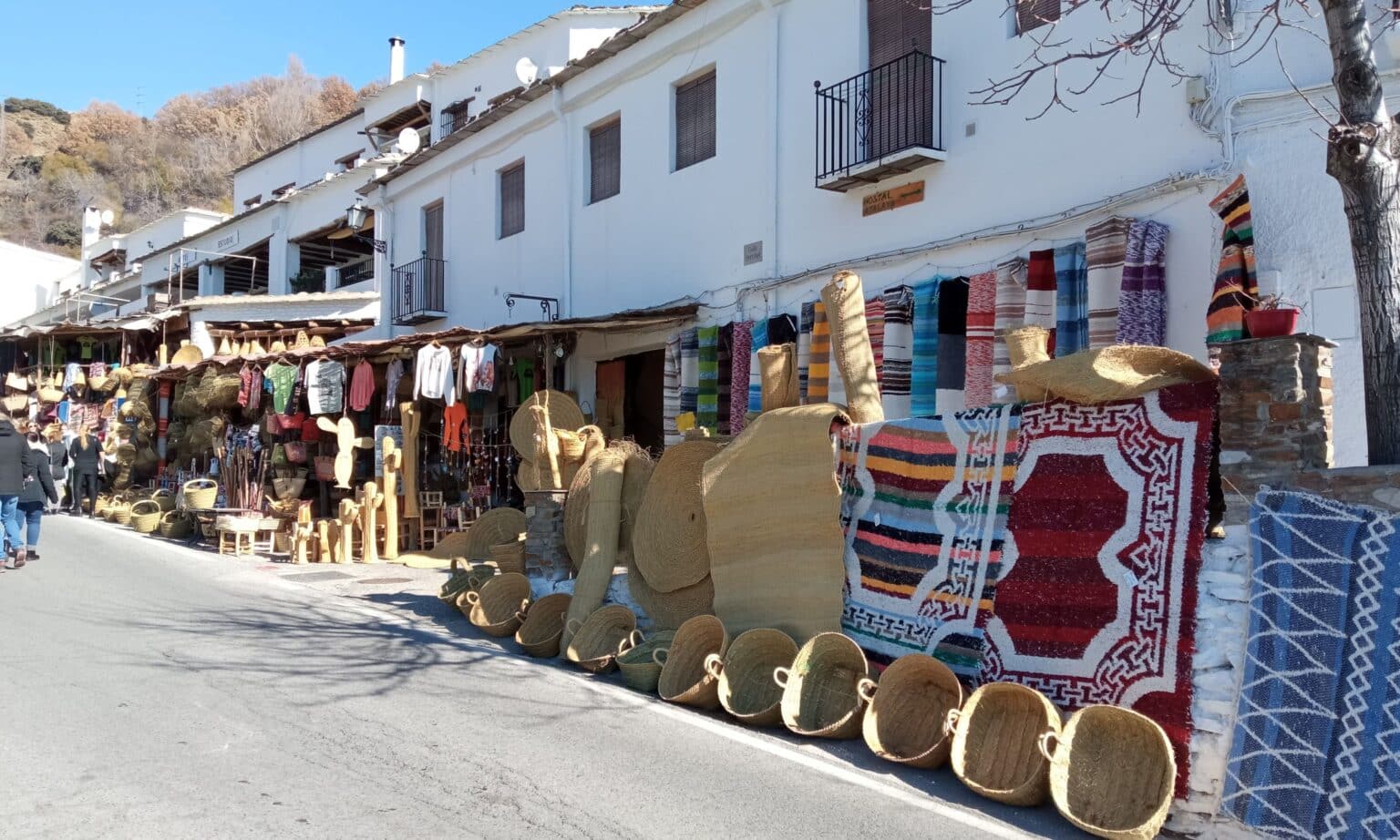 Calle de Capileira, llena de jarapas y otros artículos