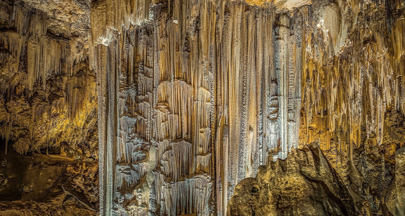 Espeleotemas como estalactitas y estalagmitas que puedes encontrar en las Cuevas de Nerja