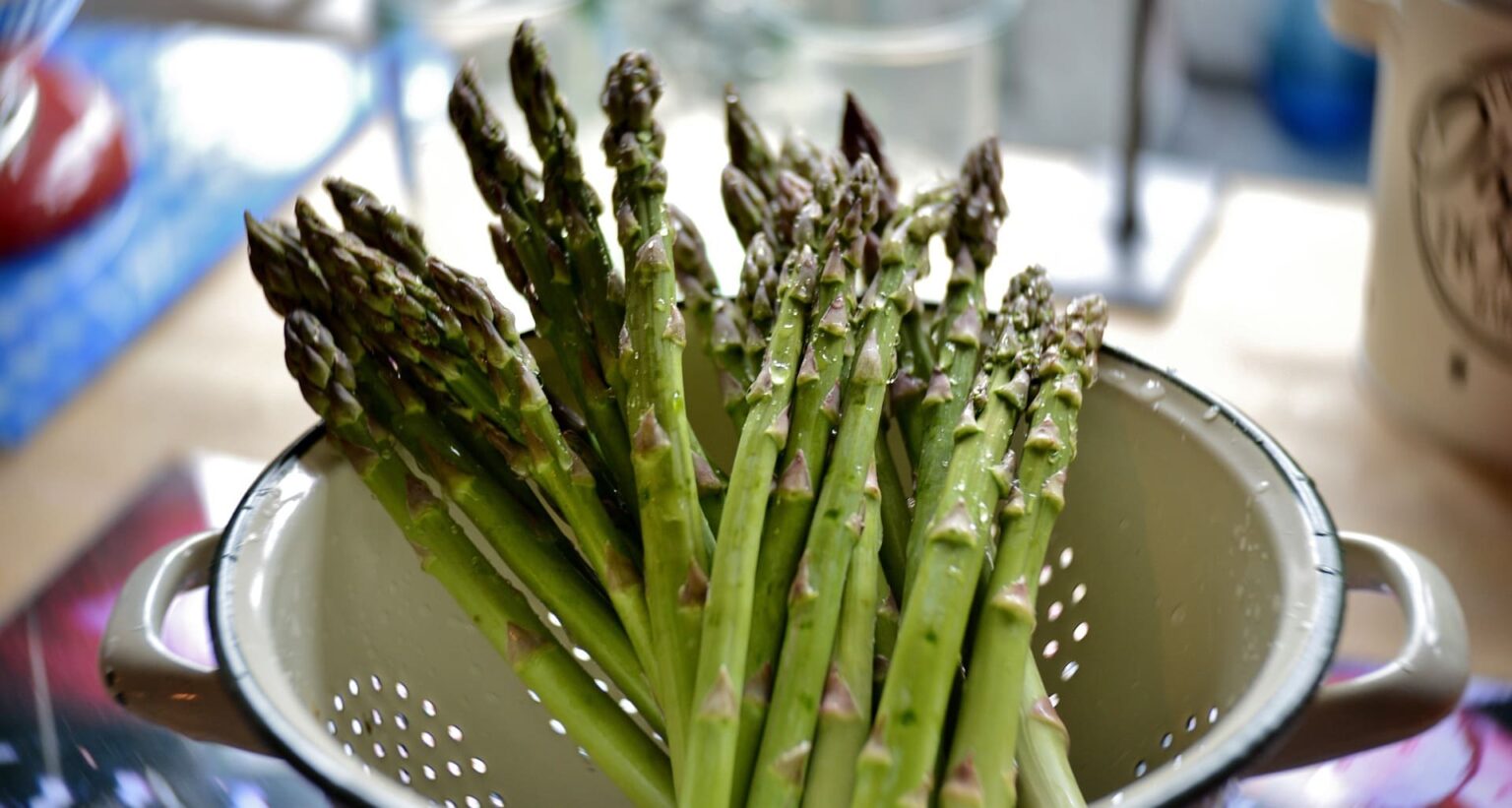 Espárragos en un cazo, típicos de la gastronomía de Zahara de la Sierra