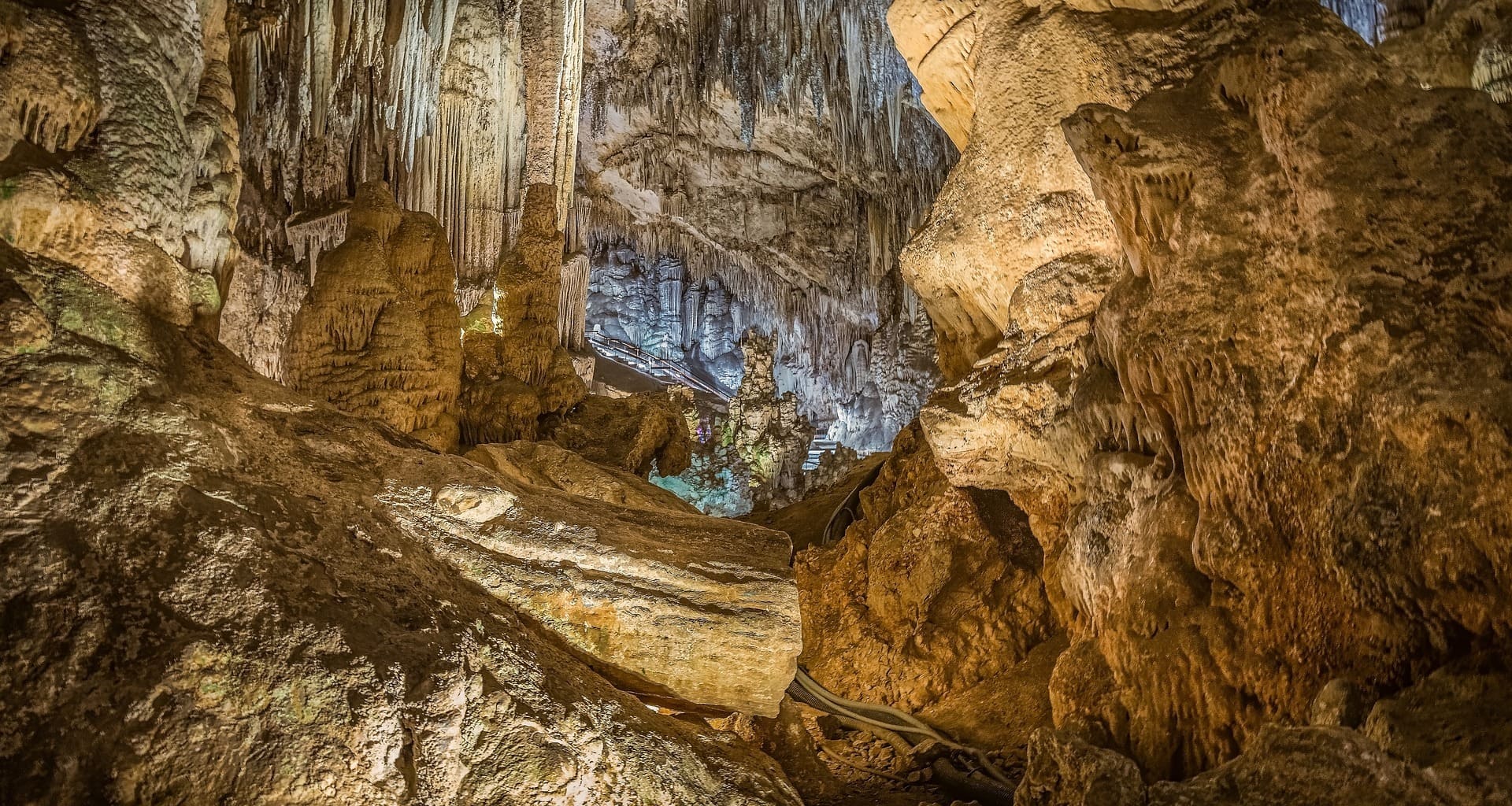 Qué encontrar las Cuevas de Nerja todo su - Sierra Sol