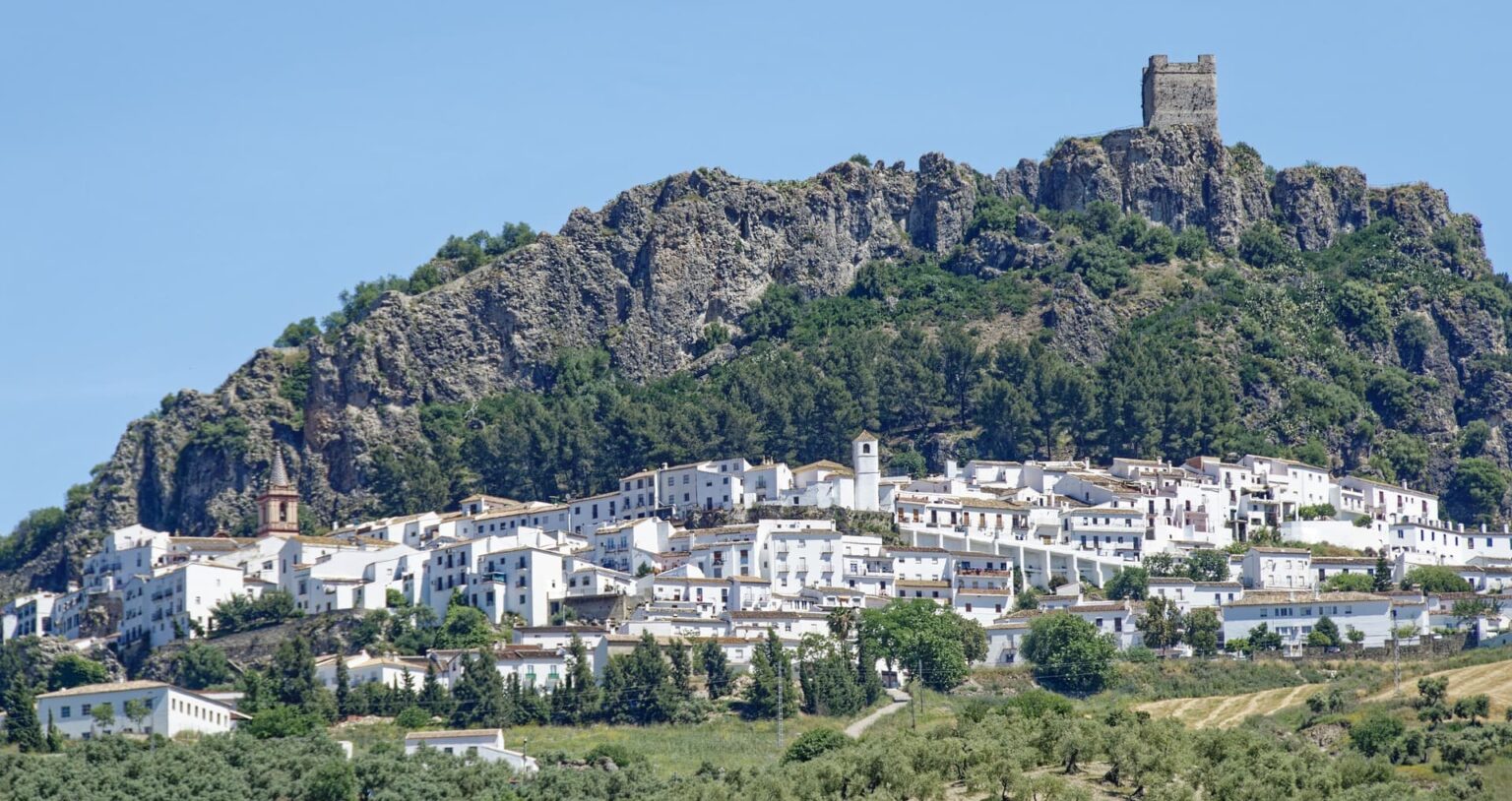 Pueblo de Zahara de la Sierra donde ver distintos monumentos