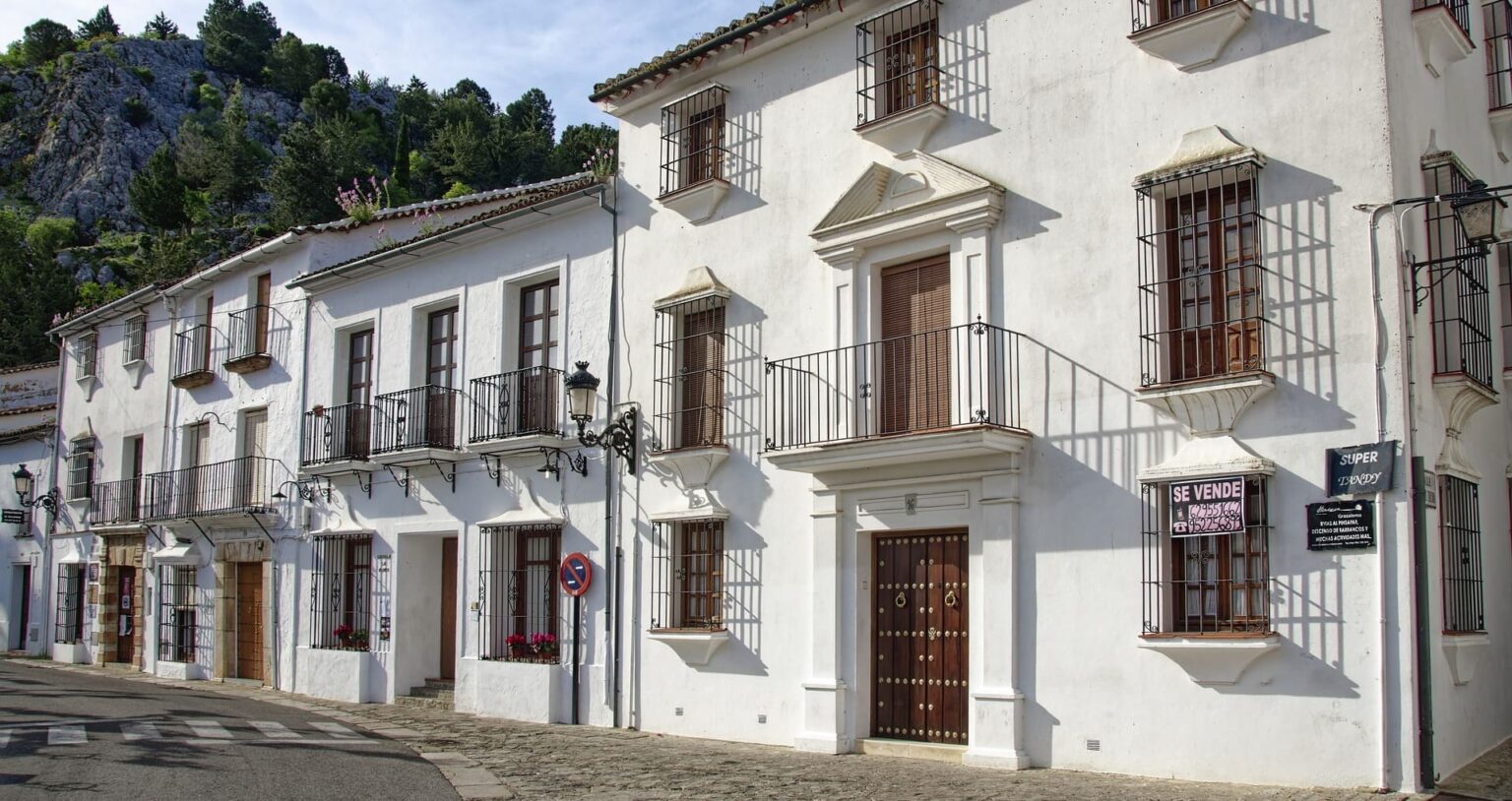Calle de Grazalema, por donde se celebran algunas de sus fiestas