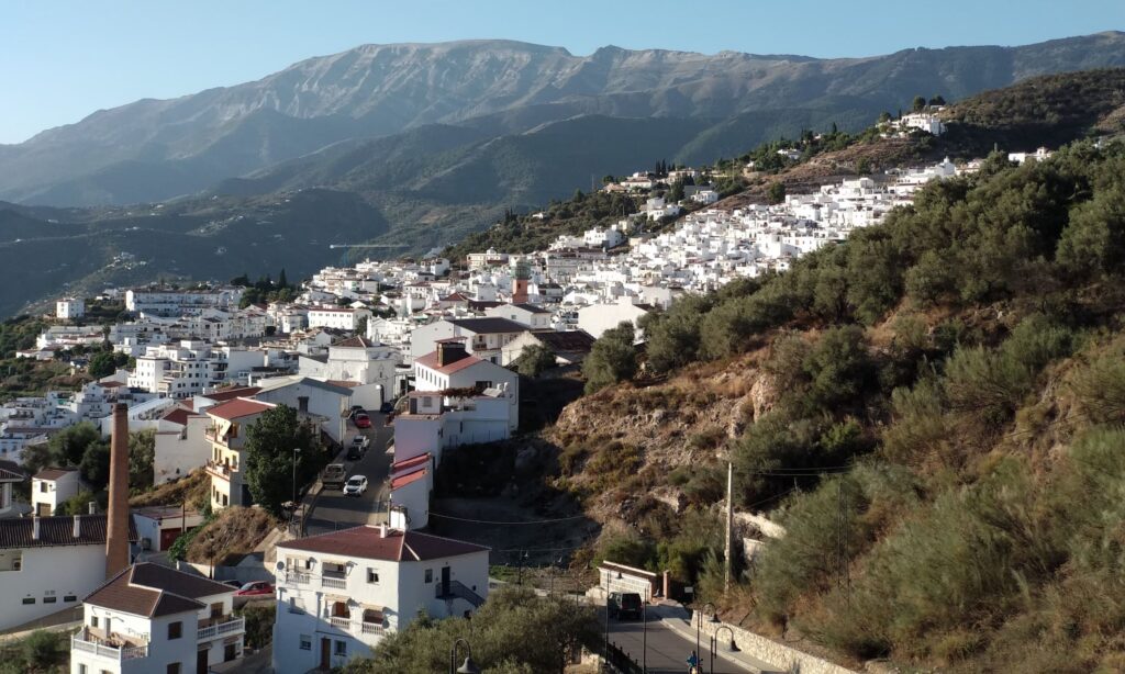Vista del pueblo de Cómpeta, con sus casas blancas en la Sierra de Almijara