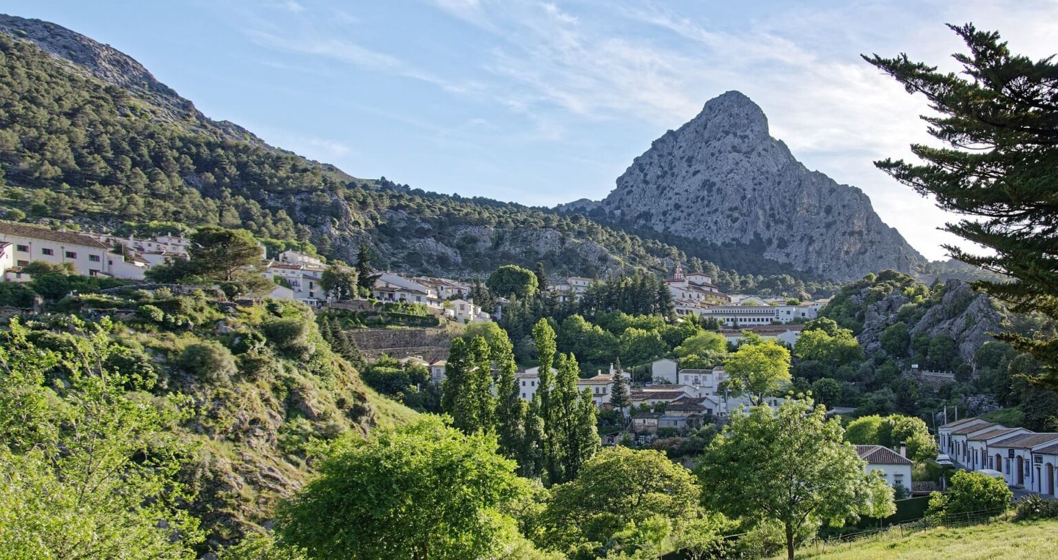 Vista del entorno de Grazalema, el pueblo y la naturaleza que le rodea