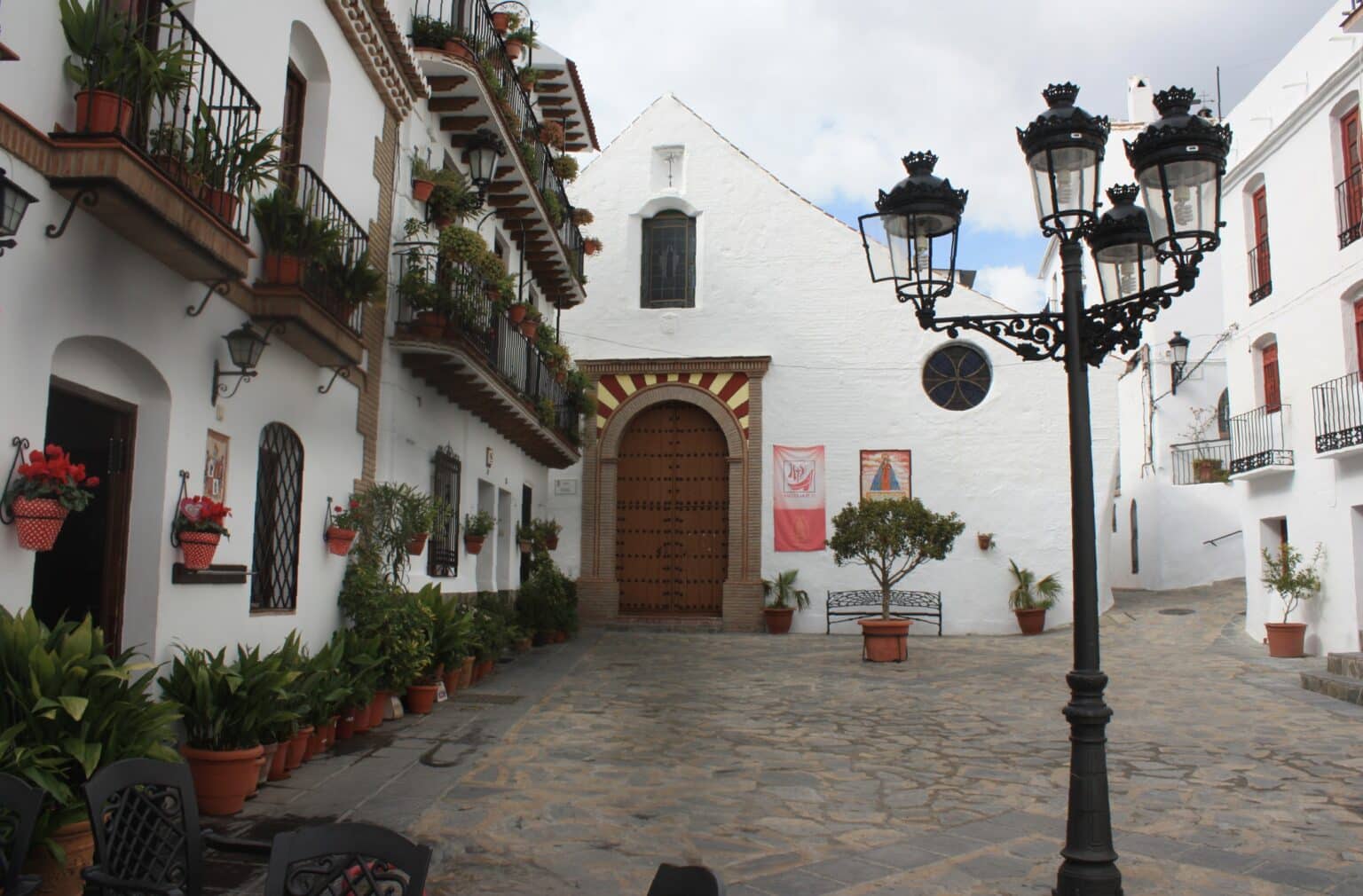 Una de las iglesias de Canillas de Albaida - Rural Sierra Sol