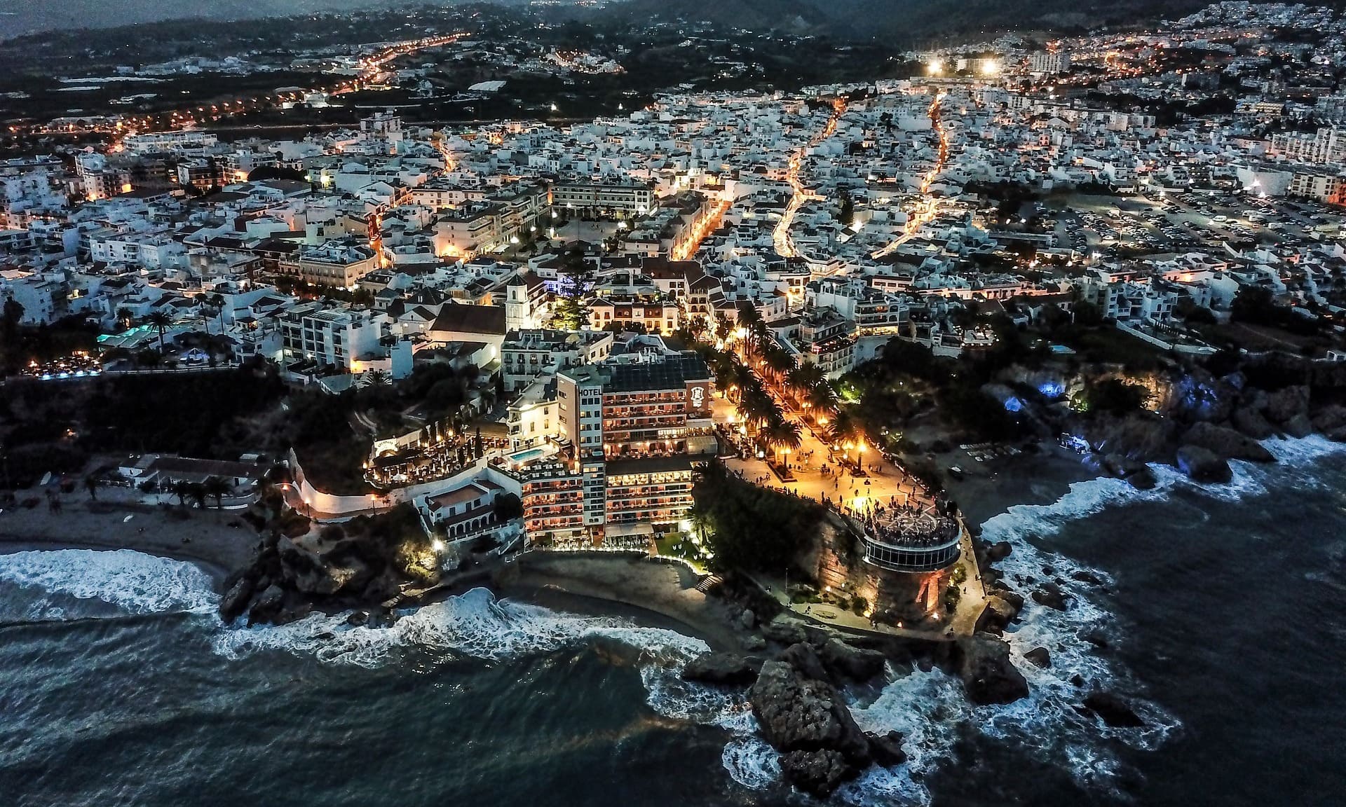 Vista del pueblo de Nerja al anochecer desde el aire