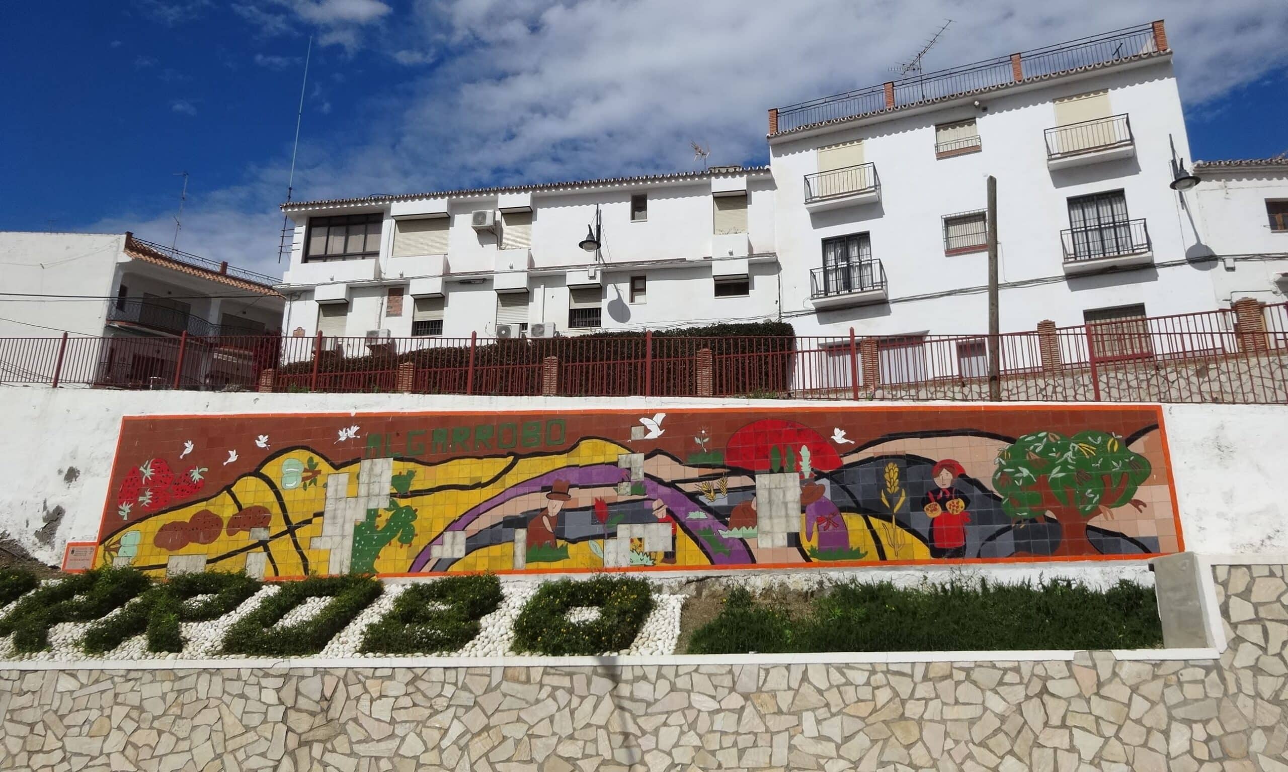 Calle de Algarrobo con mural del pueblo