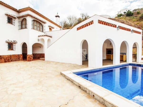 Fachada y piscina de casa rural en Almáchar (Málaga) referencia 1192