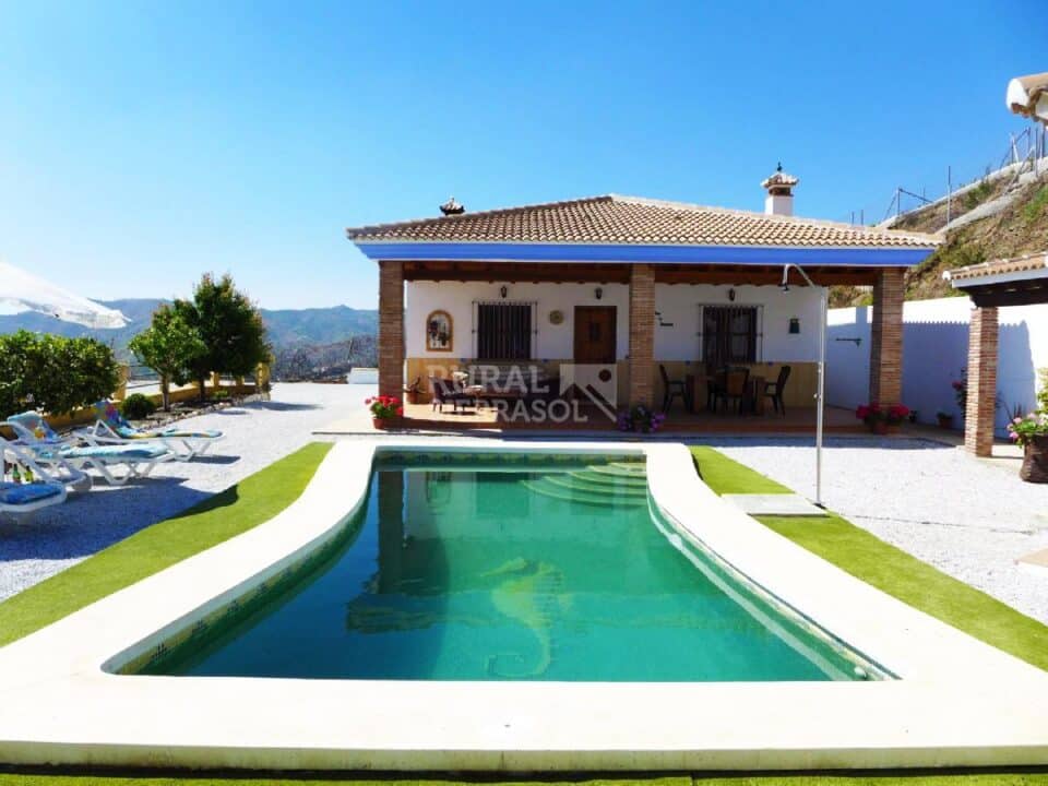 Piscina y fachada de Casa rural en Almáchar (Málaga)-752