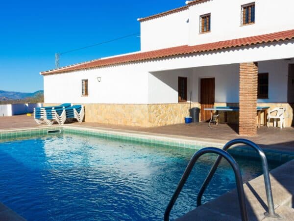 Piscina y fachada de Casa rural en Almáchar (Málaga)-1191