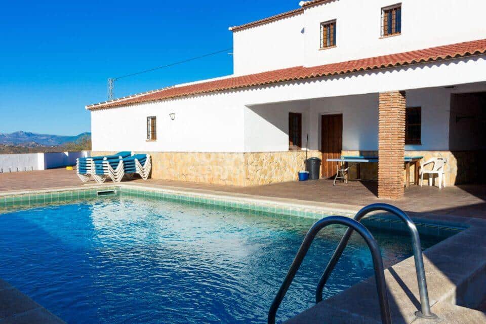 Piscina y fachada de Casa rural en Almáchar (Málaga)-1191