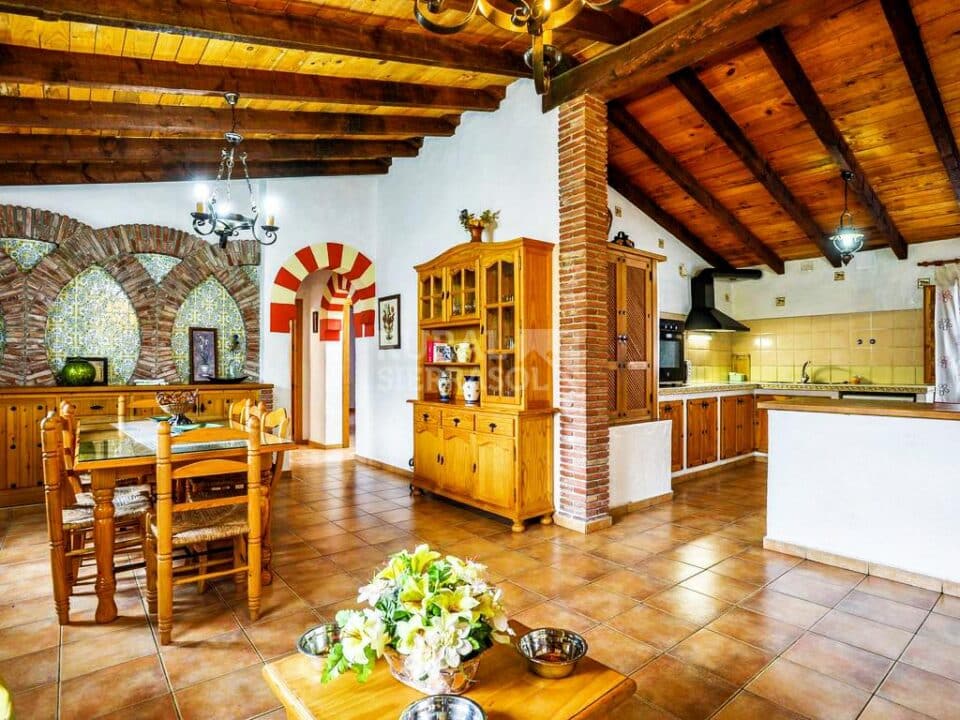 Salón y cocina de Casa rural en Almáchar (Málaga)-1127