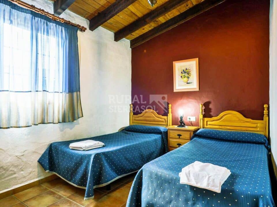 Dormitorio dos camas de Casa rural en Almáchar (Málaga)-1127