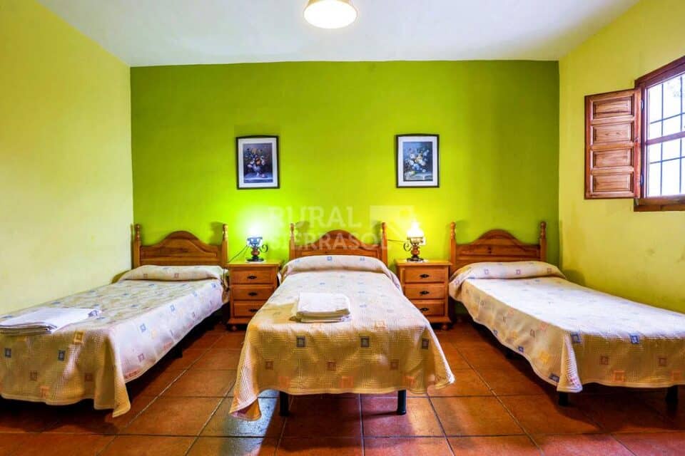 Dormitorio con tres camas de Casa rural en Almáchar (Málaga)-1188