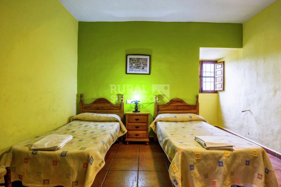 Dormitorio con dos camas individuales de Casa rural en Almáchar (Málaga)-1188