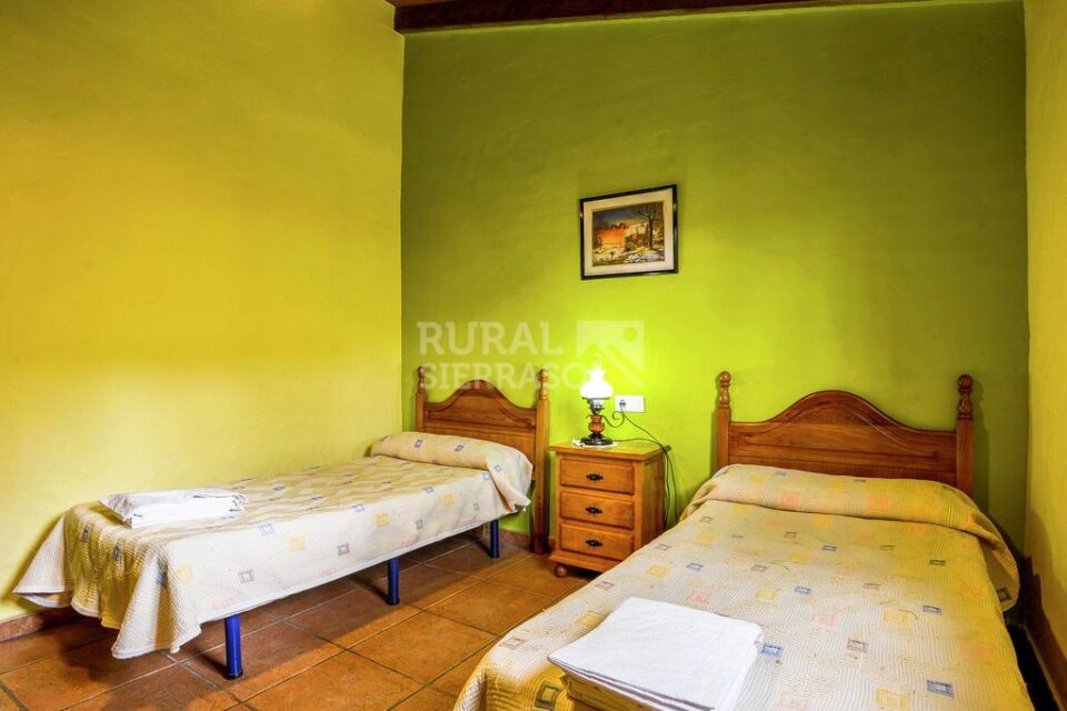 Dormitorio con dos camas en Casa rural en Almáchar (Málaga)-1188