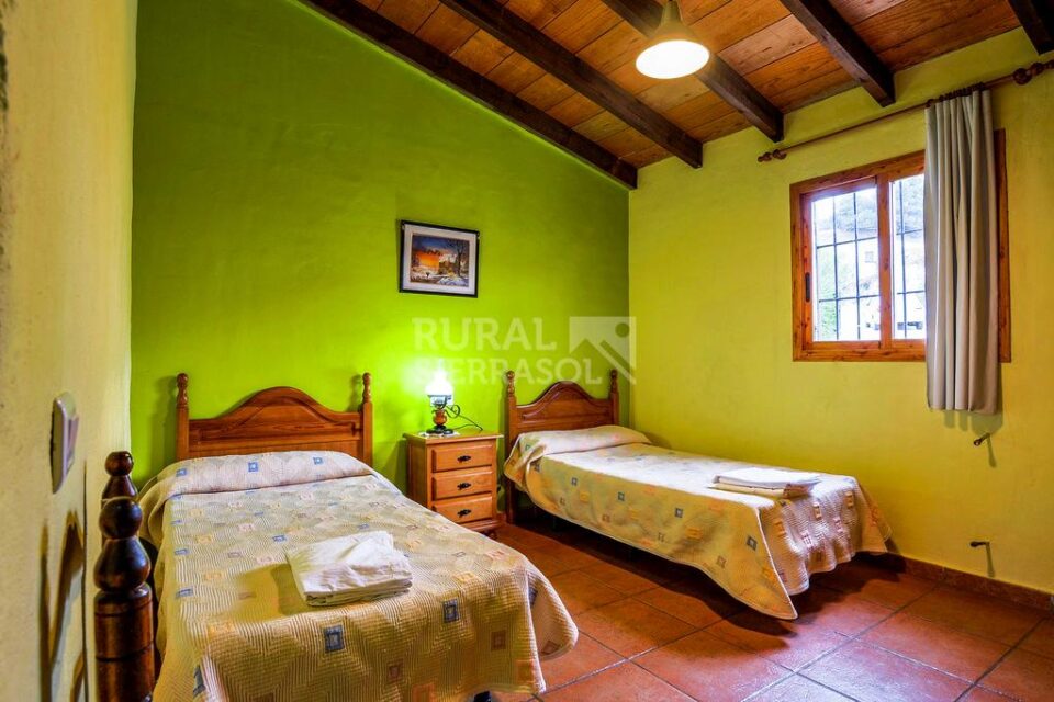 Dormitorio con dos camas individuales de Casa rural en Almáchar (Málaga)-1188