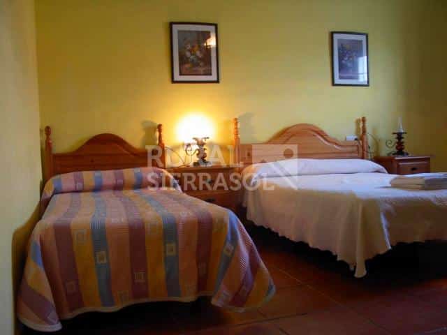 Dormitorio con cama de matrimonio y cama individual en Casa rural en Almáchar (Málaga)-1188