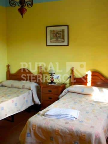 Dormitorio con dos camas individuales en Casa rural en Almáchar (Málaga)-1188