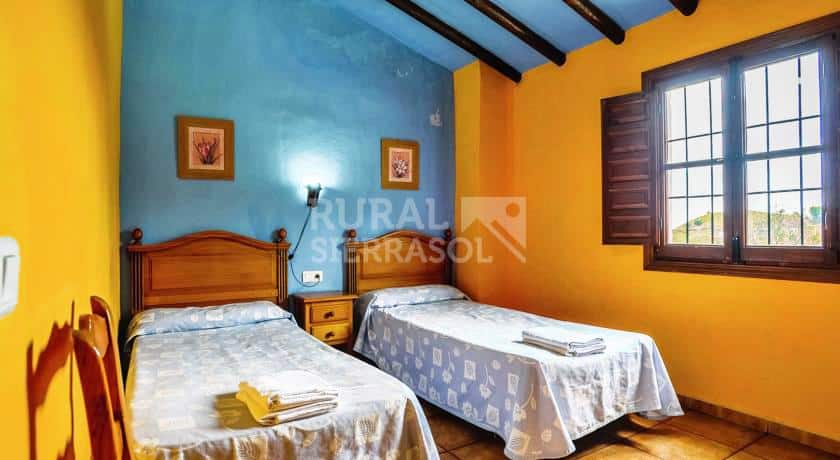 Dormitorio 2 camas de Casa rural en Almáchar (Málaga)-1191