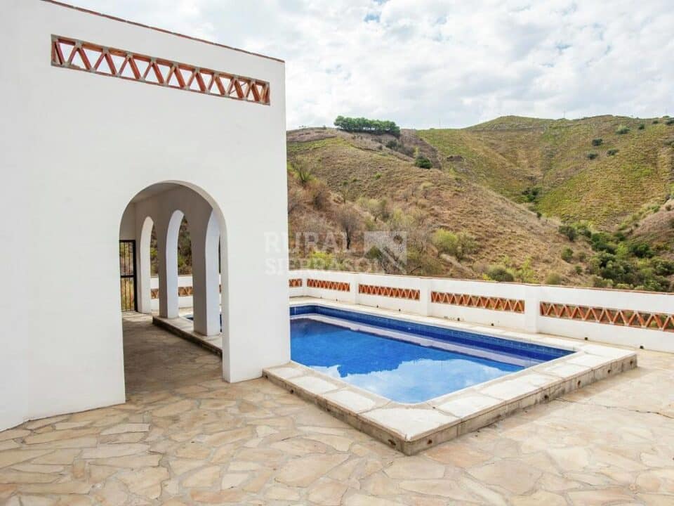 Paisaje y piscina de casa rural en Almáchar (Málaga) referencia 1192