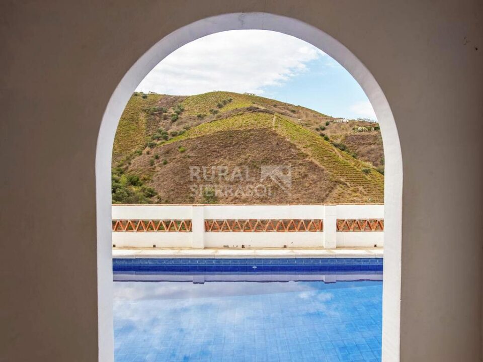 Piscina desde arco de casa rural en Almáchar (Málaga) referencia 1192