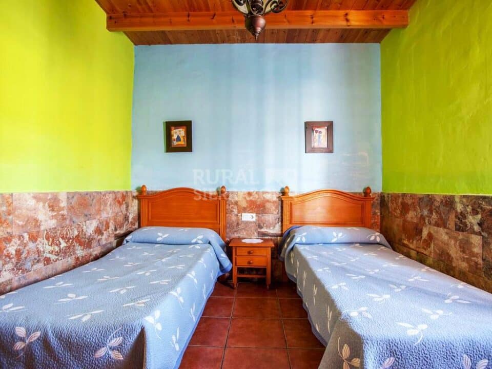Dos camas individuales de casa rural en Almáchar (Málaga) referencia 1192