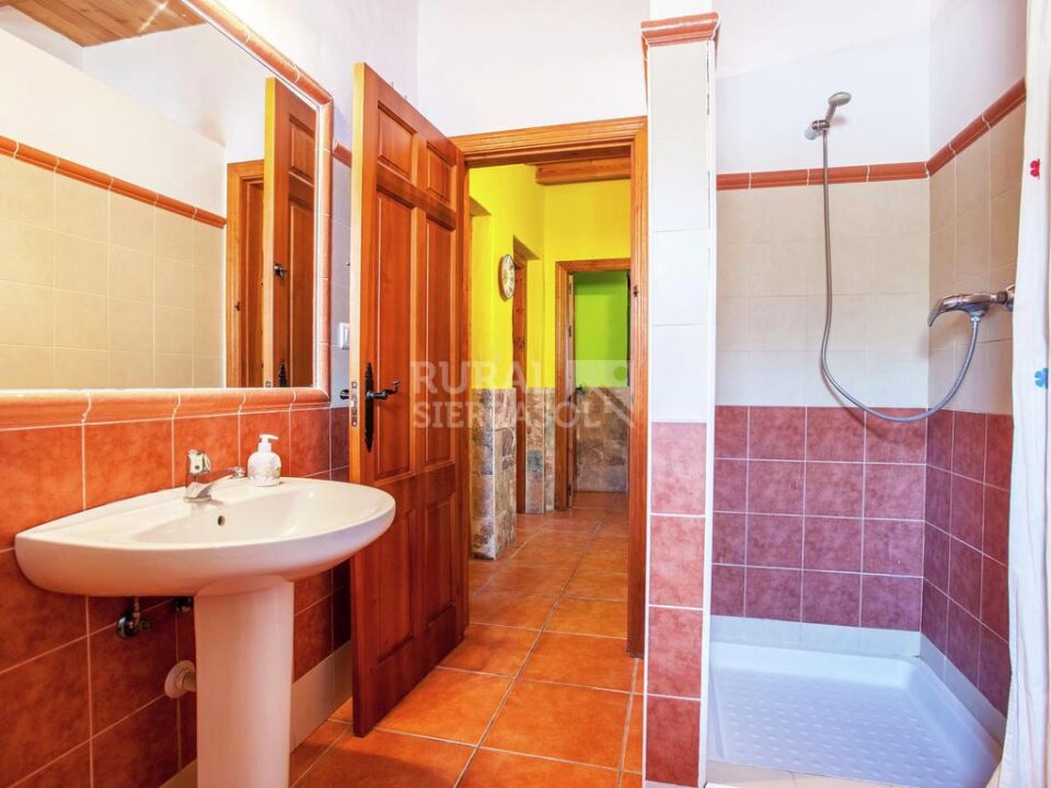 Baño y ducha de casa rural en Almáchar (Málaga) referencia 1192