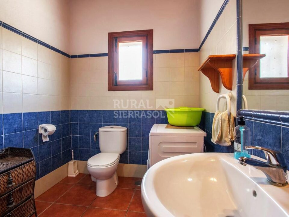 Baño con lavadorea de casa rural en Almáchar (Málaga) referencia 1192