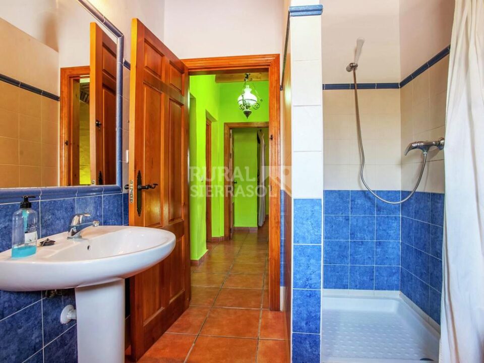 Baño azul de casa rural en Almáchar (Málaga) referencia 1192