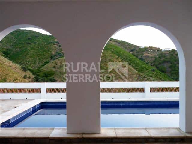Arcos con vista a la piscina de casa rural en Almáchar (Málaga) referencia 1192