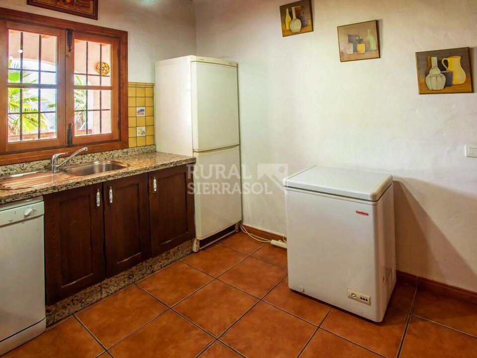 Lavavajillas y frigorífico de casa rural en Almáchar (Málaga) referencia 1192