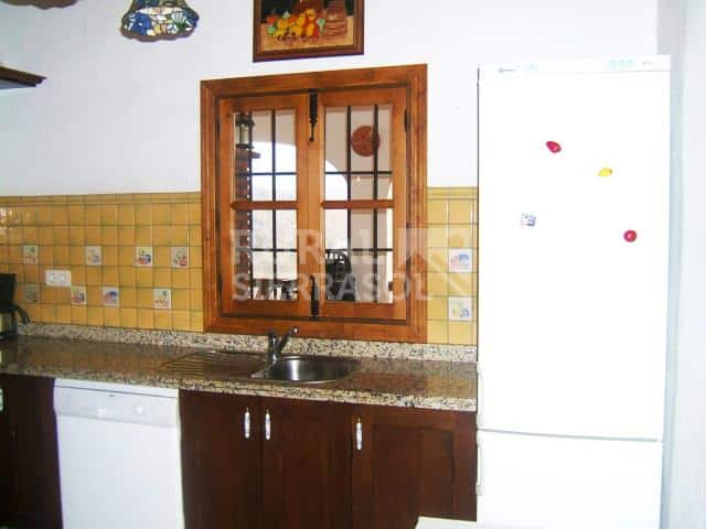 Ventana de cocina de casa rural en Almáchar (Málaga) referencia 1192
