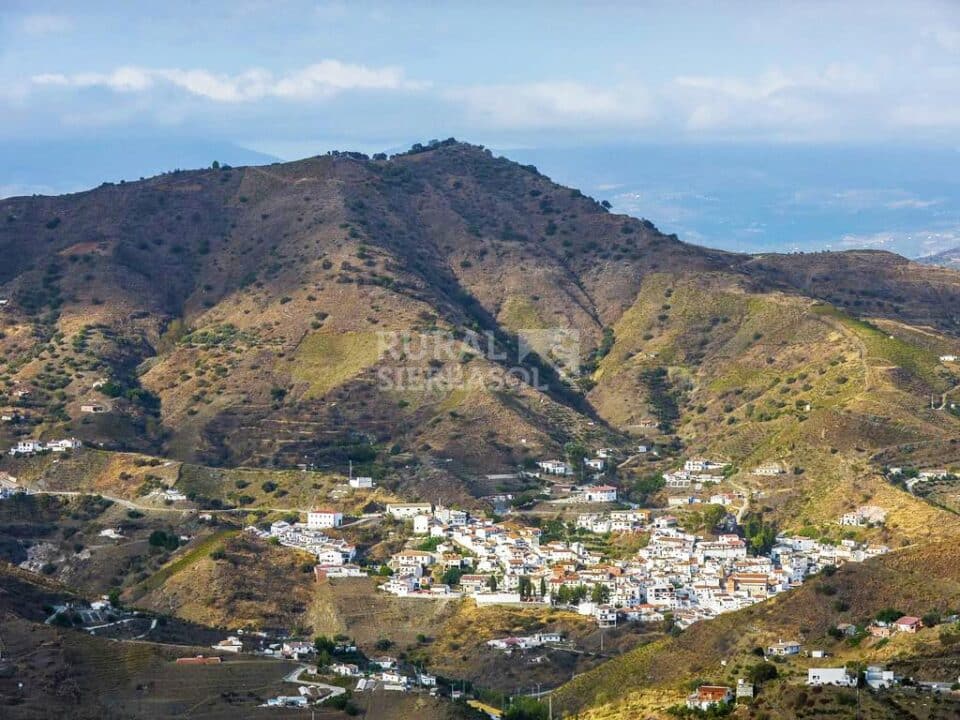 Paisaje al pueblo desde casa rural en Almáchar (Málaga) referencia 1192