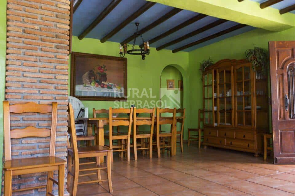 Mesa de salón y vitrina de salón de Casa rural en Almáchar (Málaga)-1191