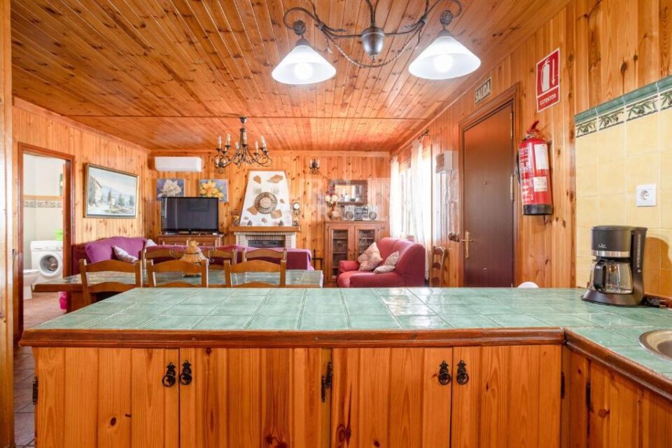 Encantadora Casa de Madera en Sayalonga, con piscina, wi-fi - Imagen 12
