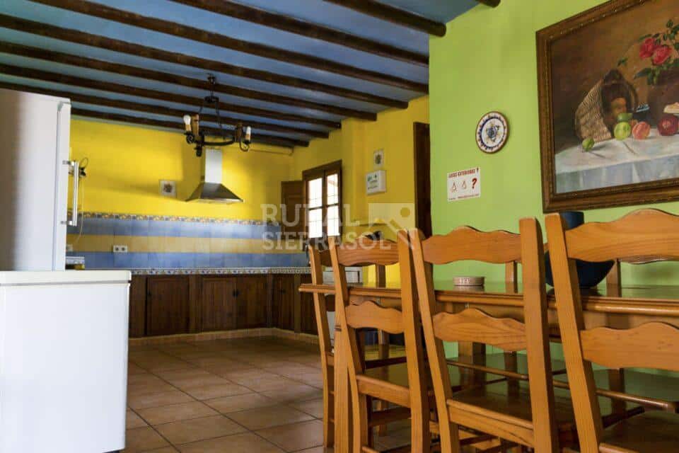 Mesa de salón y cocina de Casa rural en Almáchar (Málaga)-1191