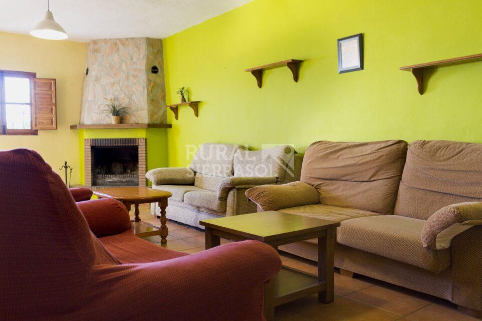 Sofás y chimenea en Casa rural en Almáchar (Málaga)-1188