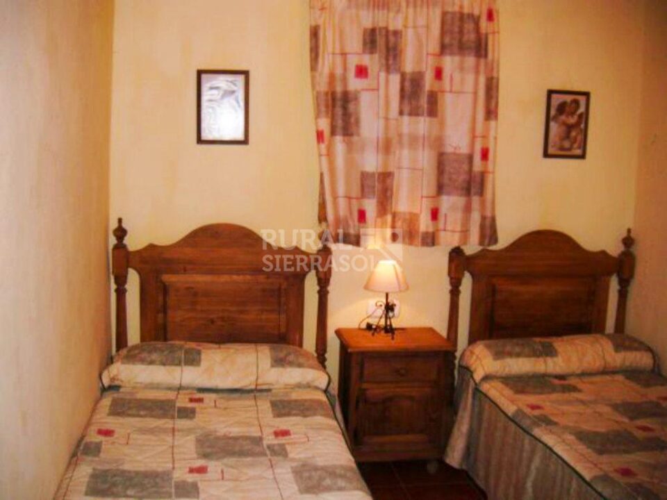 Dormitorio con dos camas individuales de Casa rural en Almachar (Málaga)- 1488