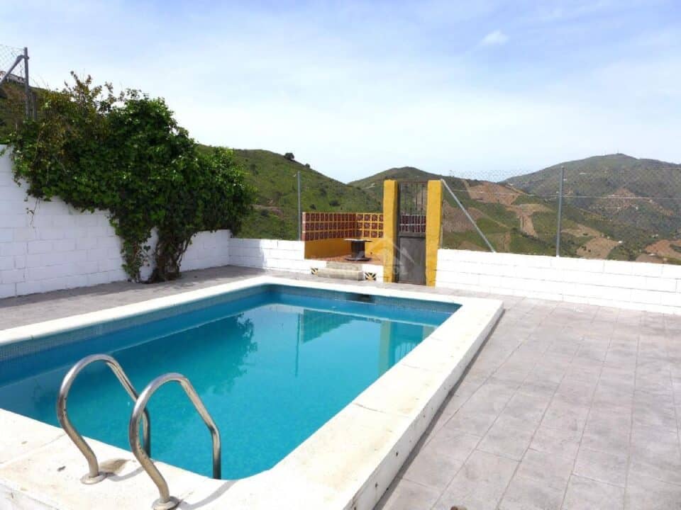 Piscina y entorno de Casa rural en Almachar (Málaga)- 1488