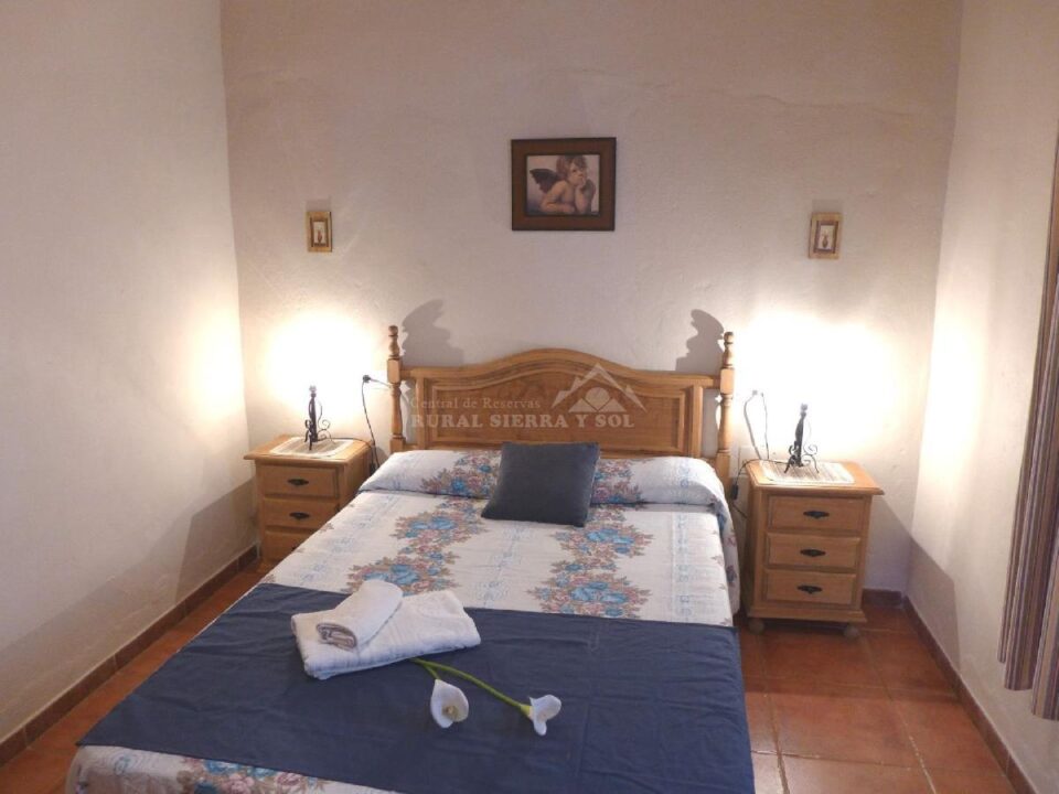 Dormitorio con cama doble de Casa rural en Almáchar (Málaga)-1491