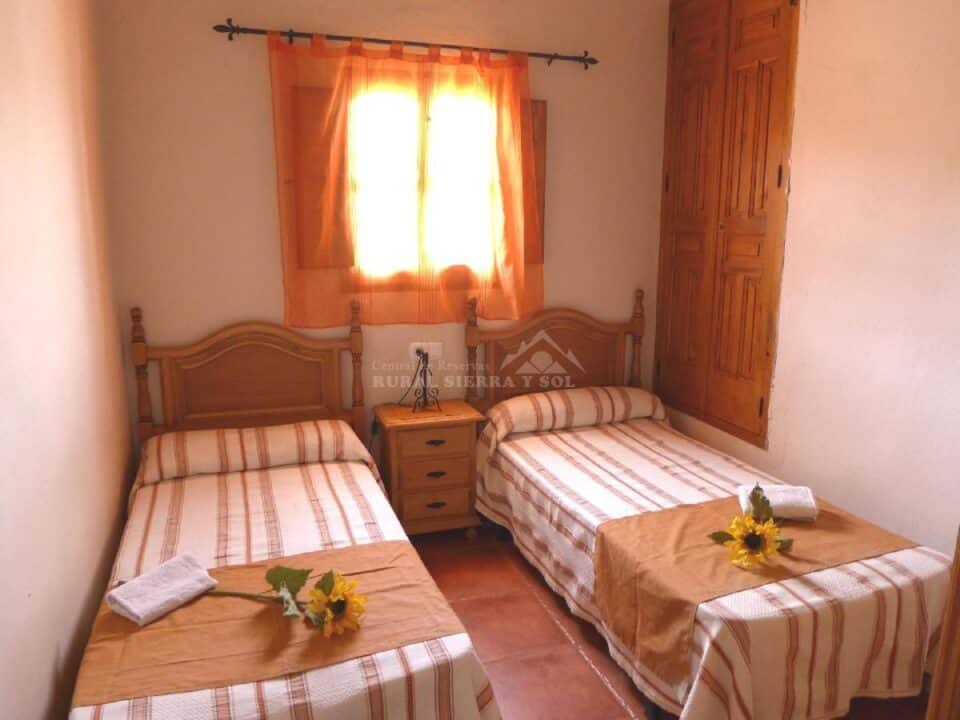 Habitación con dos camas individuales de Casa rural en Almáchar (Málaga)-1491