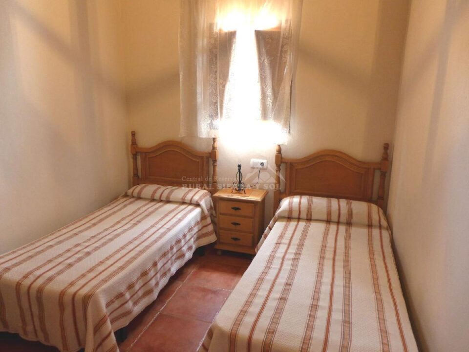 Dormitorio con dos camas individuales de Casa rural en Almáchar (Málaga)-1491