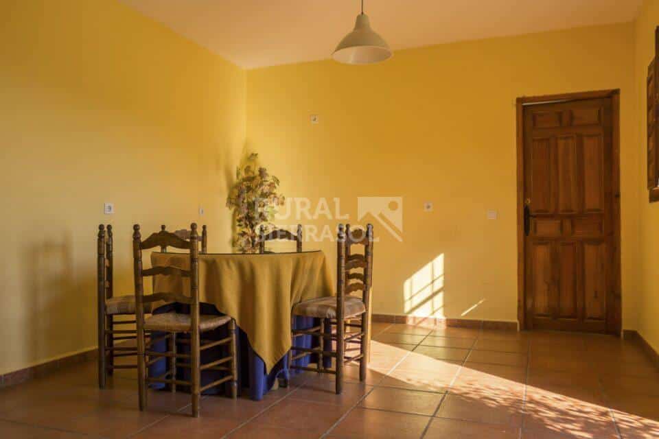 Salón con mesa en Casa rural en Almáchar (Málaga)-1188