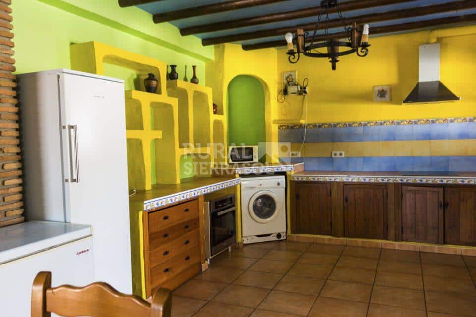 Cocina abierta al salón de Casa rural en Almáchar (Málaga)-1191