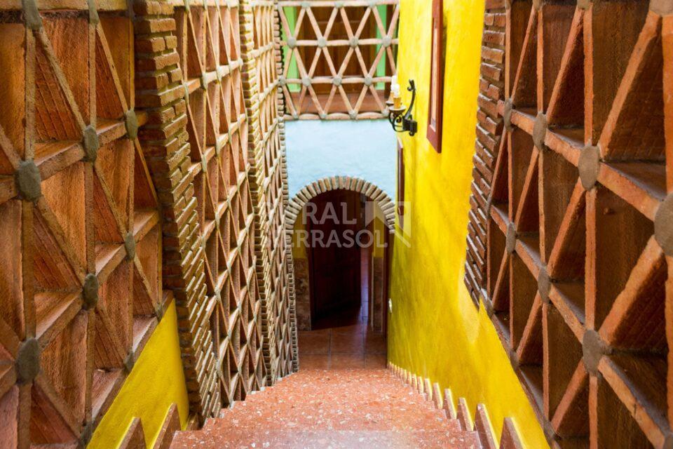 Escalera a la parte baja de casa rural en Almáchar (Málaga)-1192