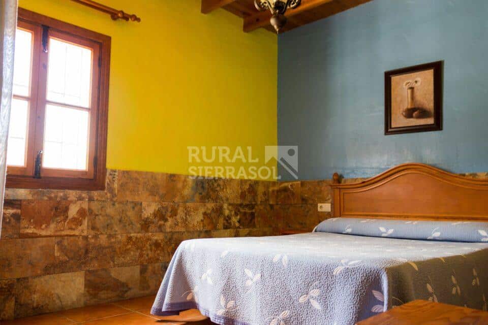 Cama grande de casa rural en Almáchar (Málaga)-1192